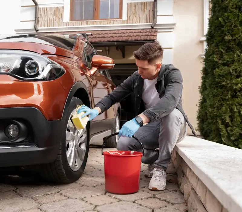 Lavage auto à domicile Le Thieulin : professionnel intervenant sur un véhicule